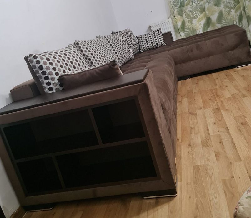 Colțar cu șezlong și brat și minietajera