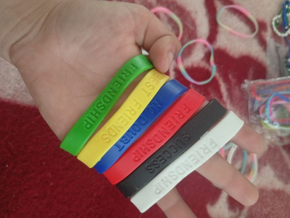 6 brățări in diferite culori