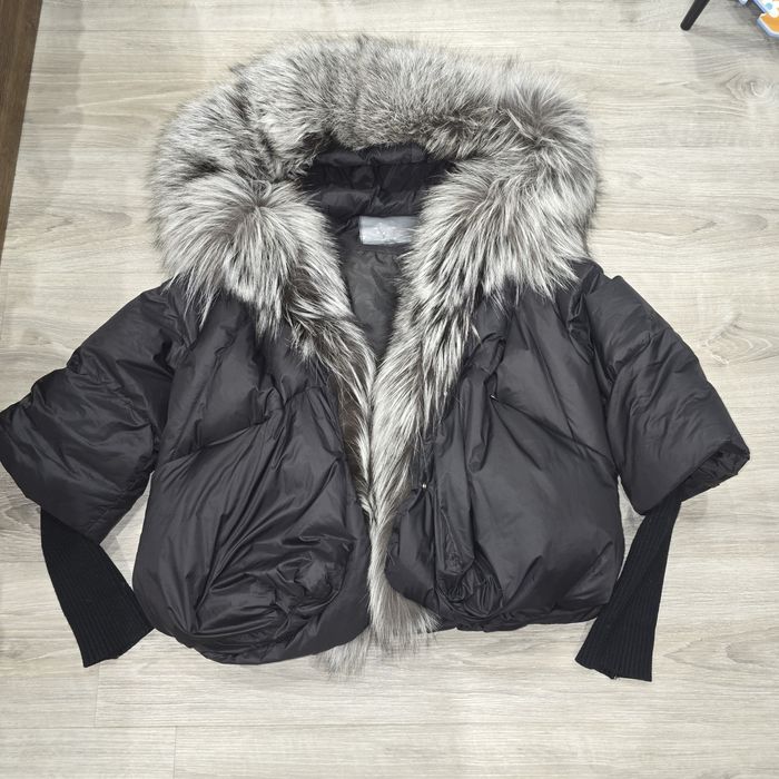 Черно яке с естествен косъм от сребърна лисица