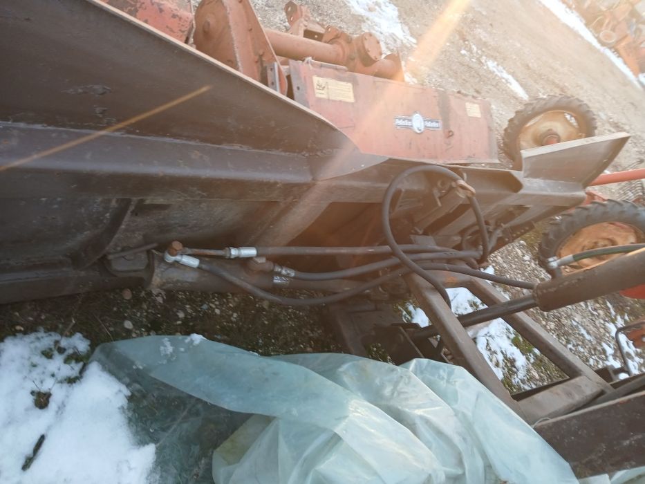 Lama zăpadă în fata la tractor