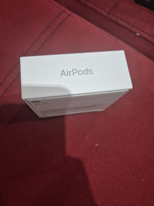 Casti AirPods 4 .