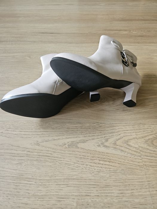 Зимни боти на среден ток