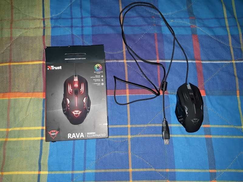 Продавам НОВА ГЕЙМЪРСКА МИШКА с LED подсветка, без следи от употреба