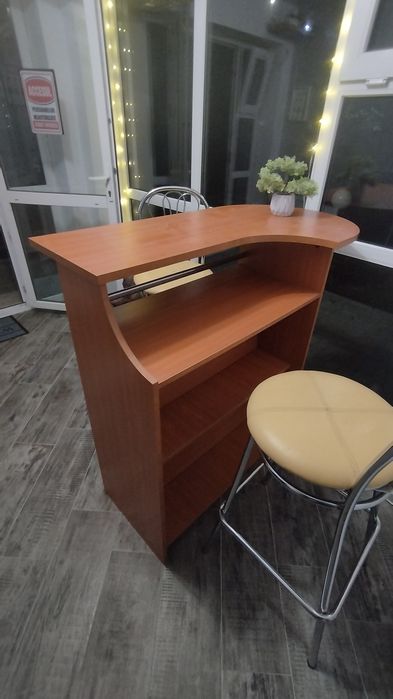 Masa  bar solida , puțin folosită