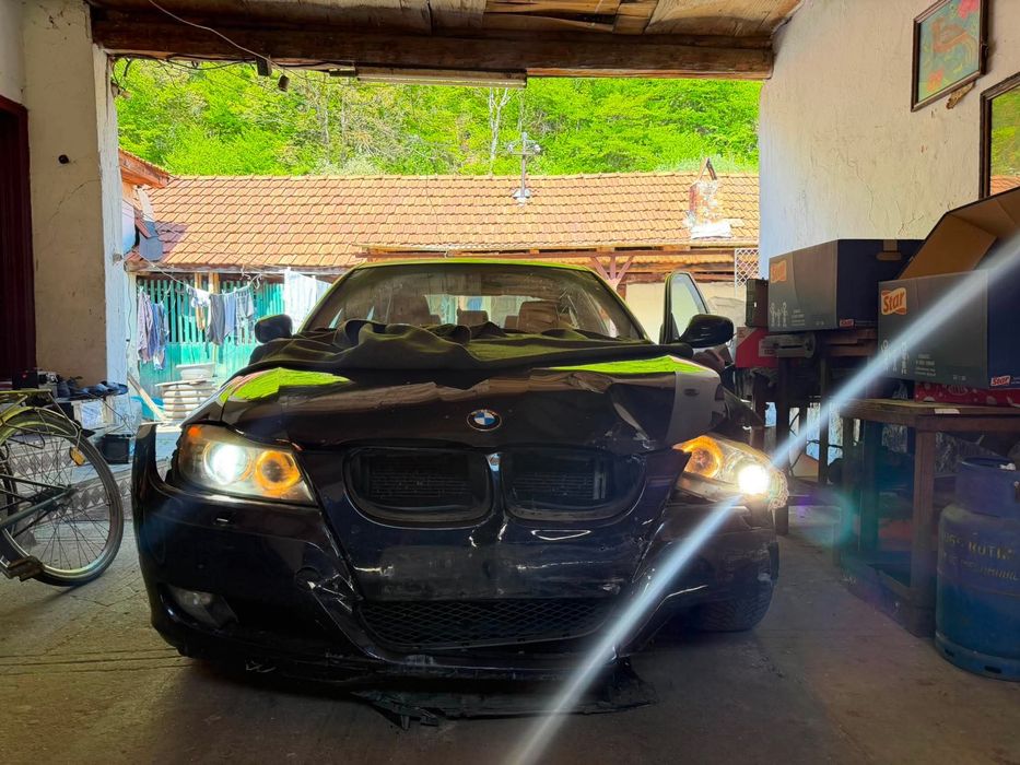 Vând BMW E90 320d facelift, an 2011,Lovit !