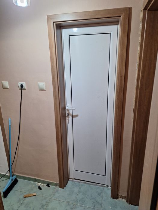 Бели алуминиеви врати с обръщане за баня