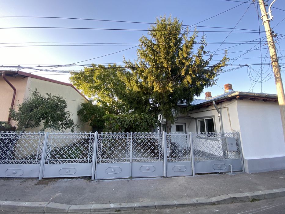Vand sau inchiriez casa 90m si curte de 250m  la 100m de Sala Sporturilor Ploiesti