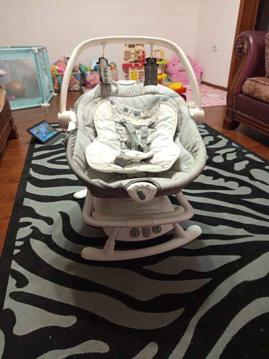 Продам детский шезлонг Joie