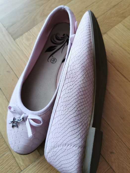 Нови розови леки обувки