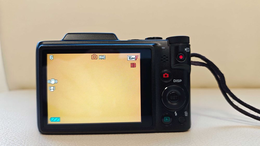Продавам фотоапарат ,,CASIO exilim'' ZS 200