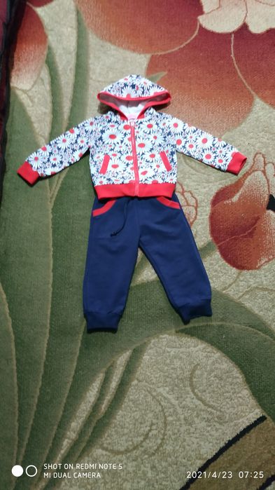 Продам костюмчики на девочек.