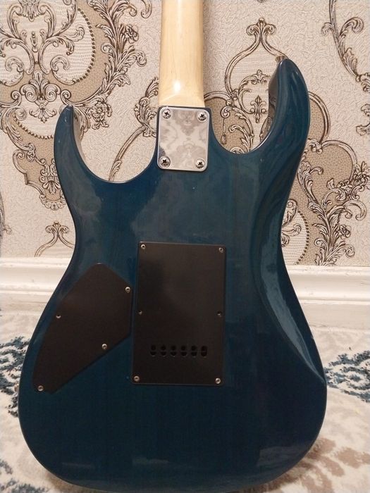 Elektra gitara srochna sotiladi