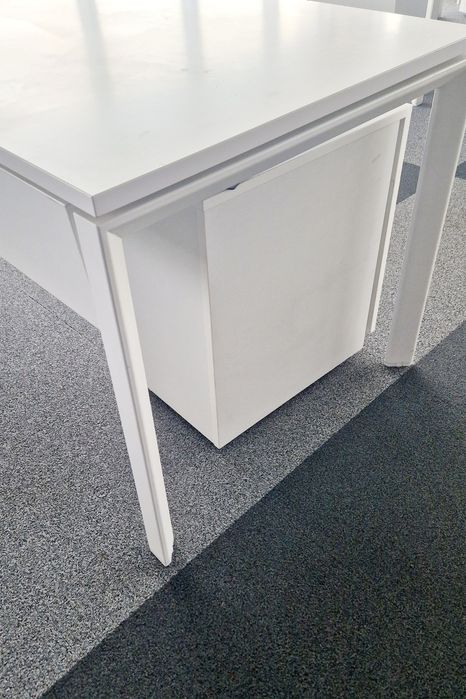 Работно бюро с контейнер