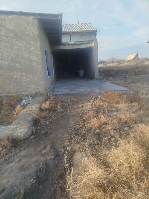 Uy sotiladi 2 uy bir dahliz navbahor dacha