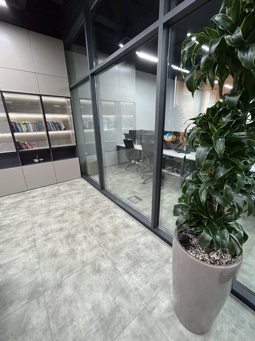 Офислар учун ойнали тусиклар.. Стеклянные перегородки для офиса