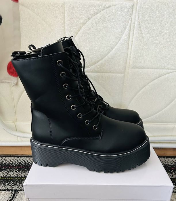 НОВИ! Дамски боти с връзки и цип