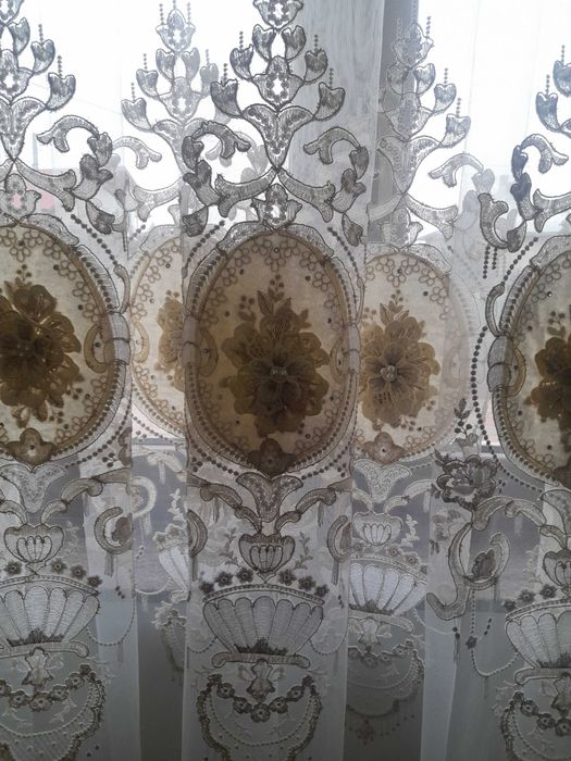 Tull brodat model baroc 100 lei Metrul