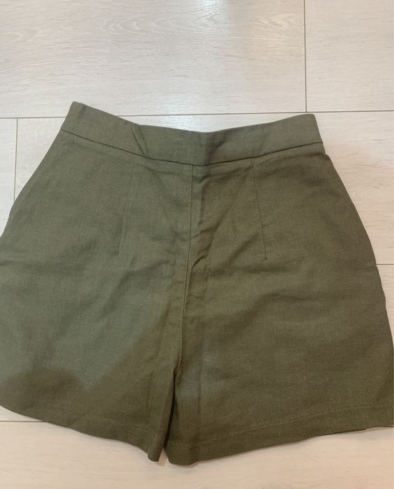 Pantaloni scurti kaki sinsay 50 de lei