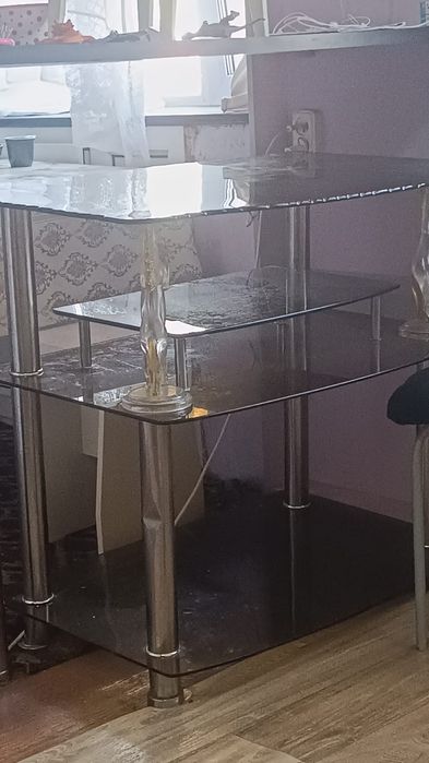 Продам стеклянный стол