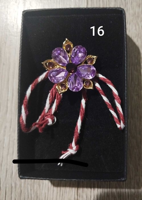 Мартеница с брошка