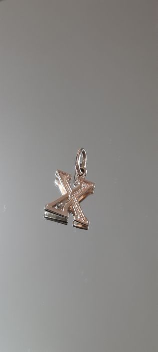 Золотой женский кулон.