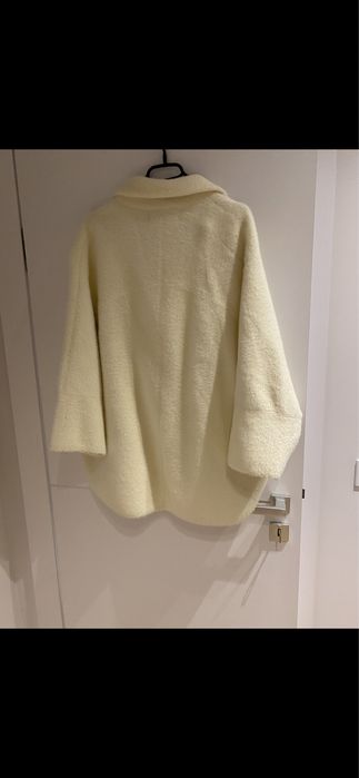 Бяло палто със средна дължина