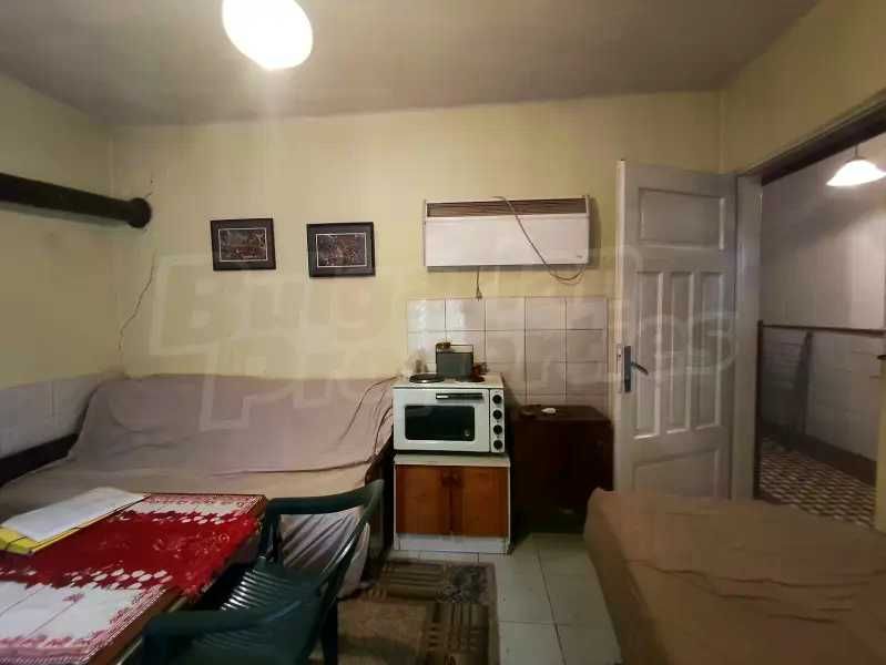 Продавам къща с двор