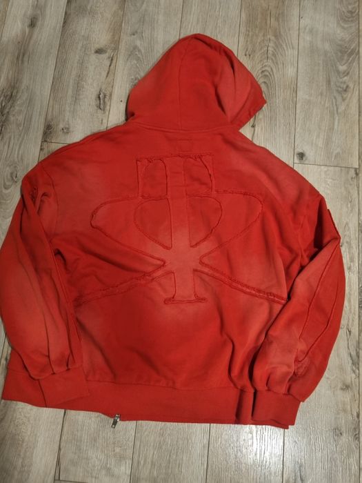 Hanorac roșu cu model pe spate