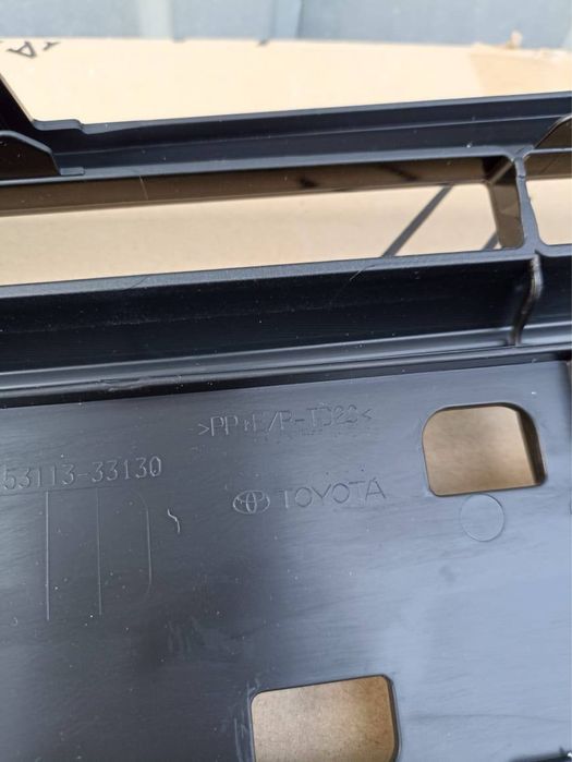 Камри 75 европеец   Решетка в бампер нижняя