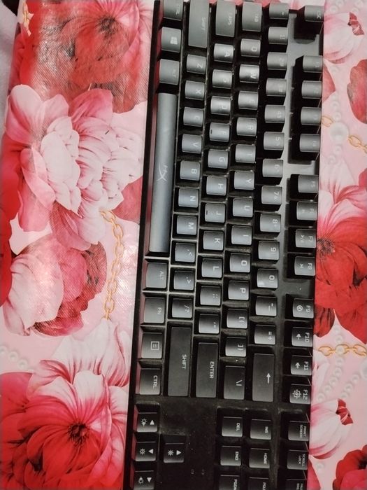 Tastatura hyperx alloy FPS pro neagra  cu switchuri CHERRY MX in stare impecabila plus cablu original.
