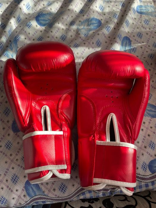 Срочно продаем боксерскую перчатку