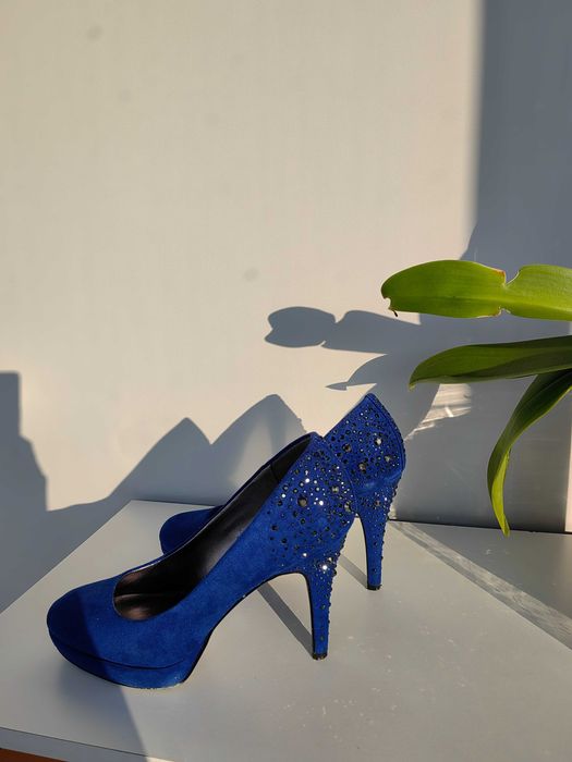 Обувки на висок ток в кралско синьо