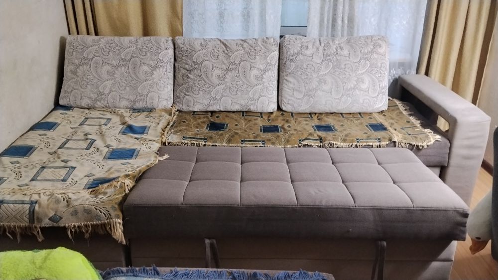 Отдам диван угловой