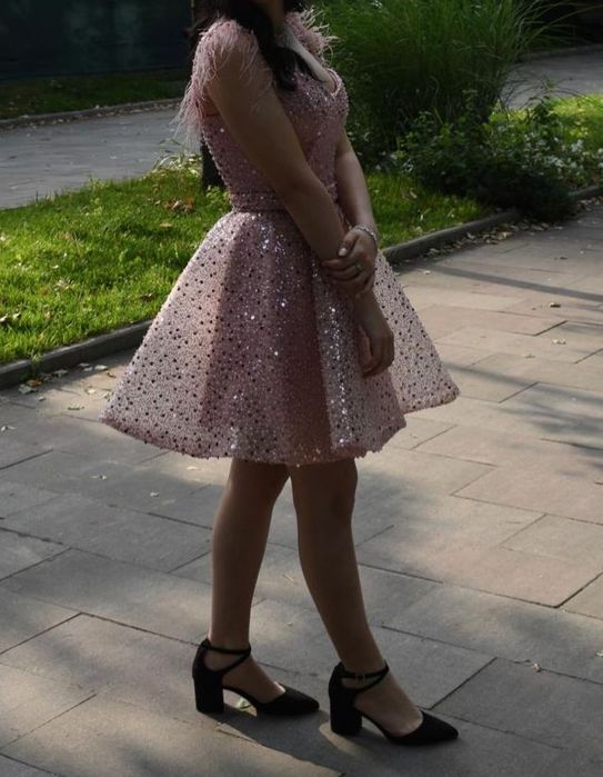 Rochie roz scurtă cu paiete și mărgele – elegantă, stare impecabilă
