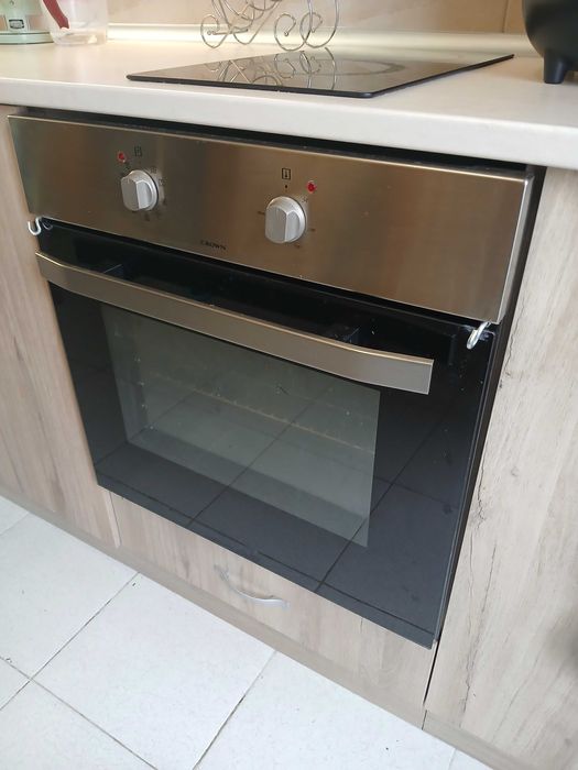 Продавам фурна за вграждане Краун работеща с грил и вентилатор