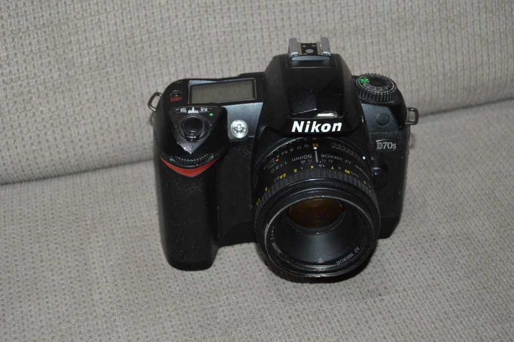 Aparat foto DSLR NIKON D70s + obiectiv Nikkor AF 50mm citeste anuntul
