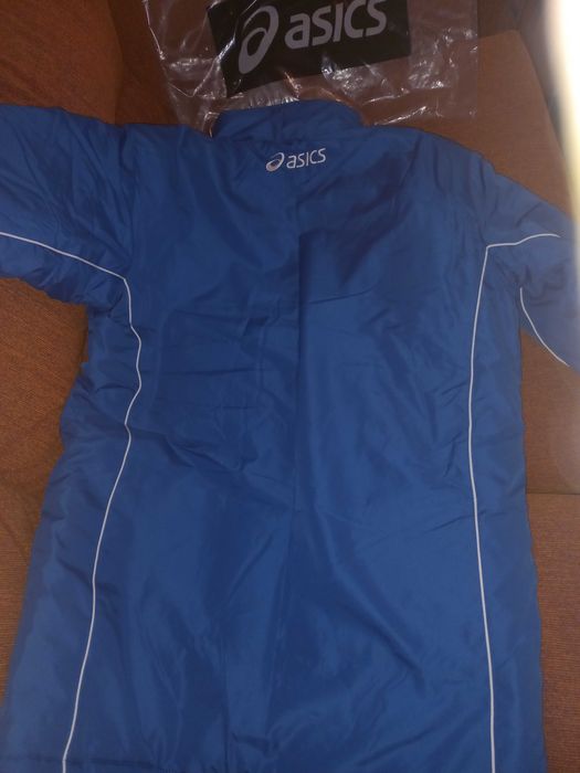 Продавам ново оригинално  мъжко яке Assics