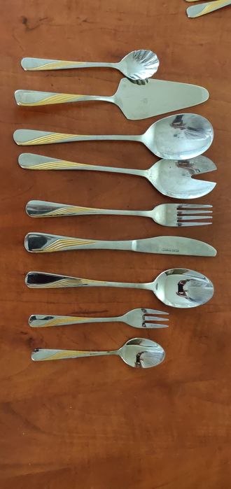 Set tacâmuri inox 18/10 cu detalii aurii