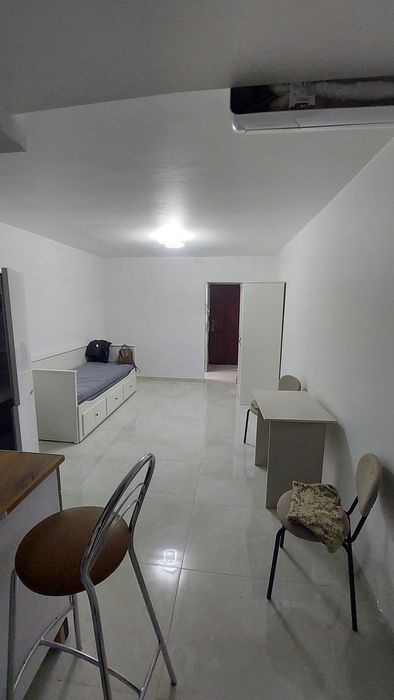 Închiriez garsoniera