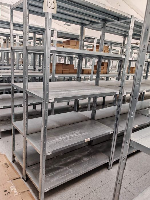 Продавам метални стелажи