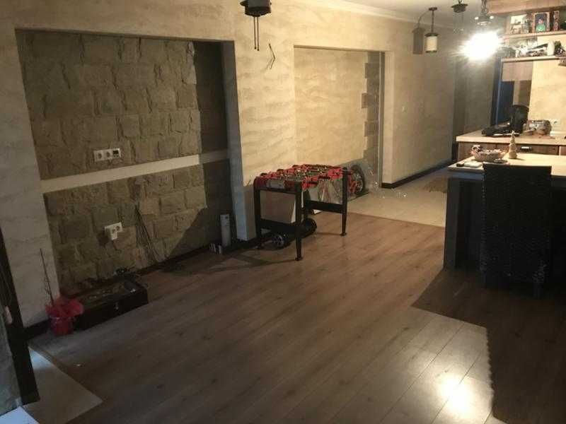 Дава се под наем Тристаен апартамент в Бургас, Център - 97 кв.м за 306 € - Снимка #1