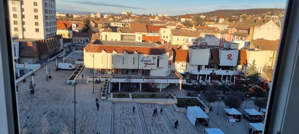Închiriez apartament cu 2 camere