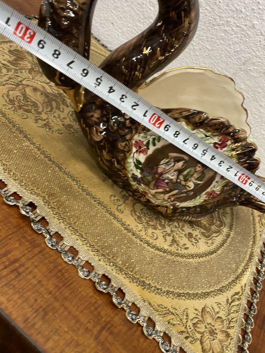 Белгийска кашпа от порцелан лебед