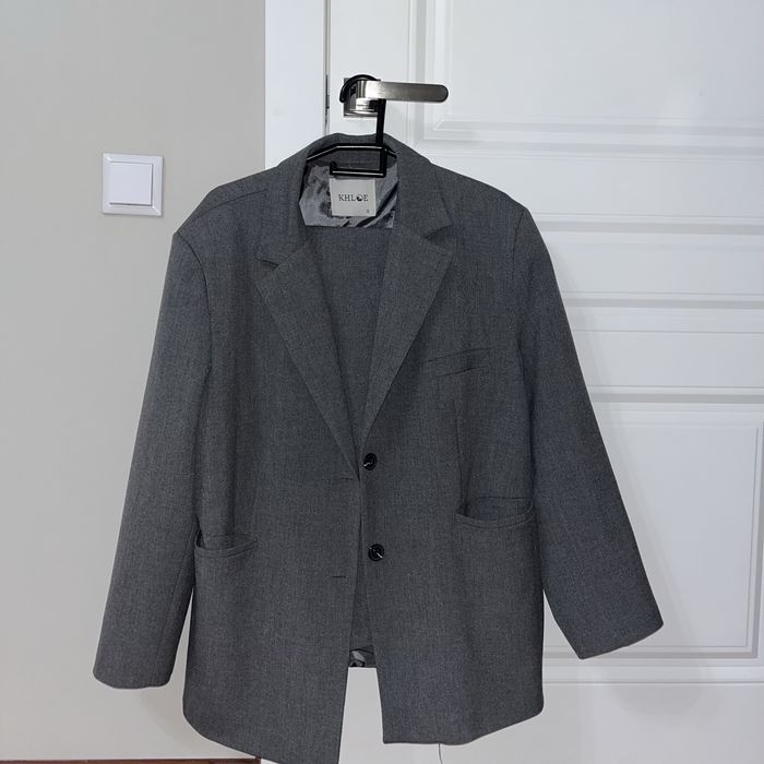 Пиджак с брюками серый