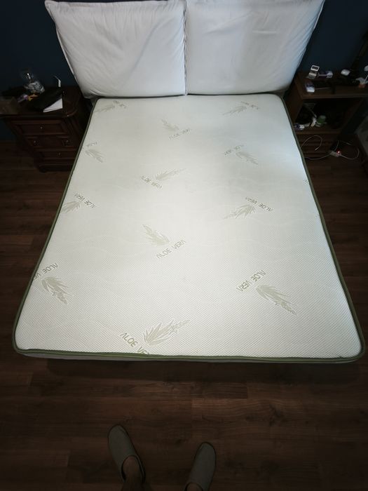 De  vânzare saltea cu memorie cu Aloe Vera  in stare  foarte  buna   200/160