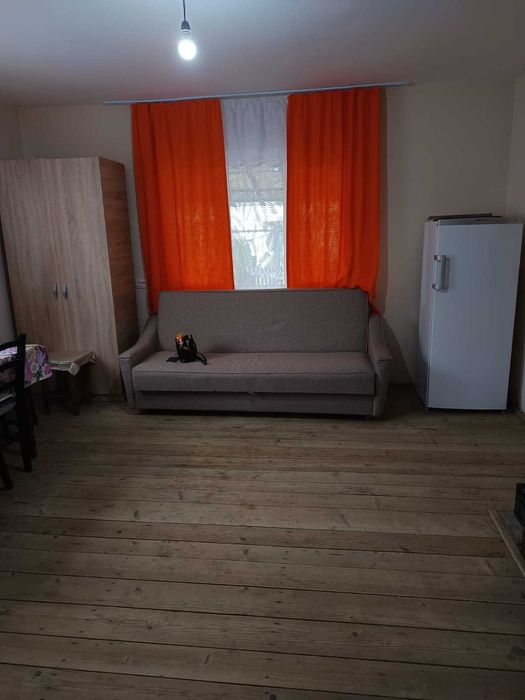 Se vinde casă, situată într-o zonă liniștită, ideală pentru locuit și relaxare.