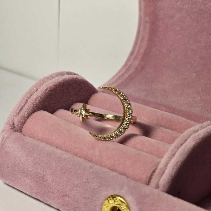 Inel damă din aur galben 14K cu pietre strălucitoare – 2,39 g
