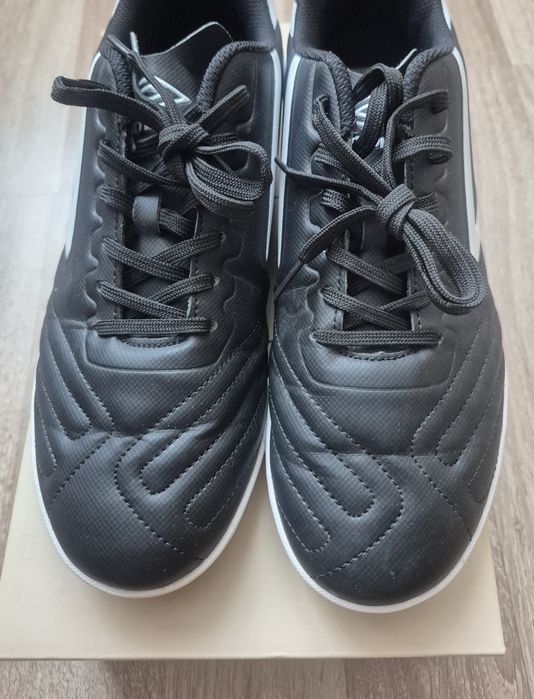 маратонки Umbro за футбол в зала
