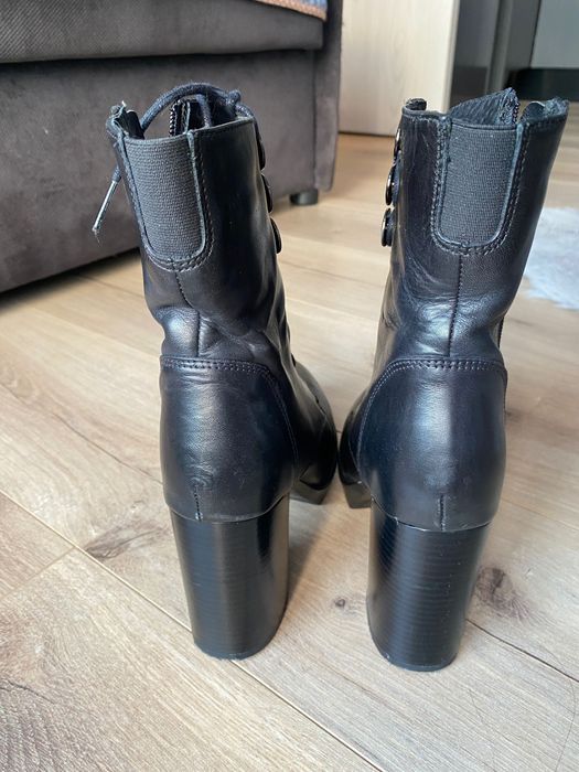 Боти черни на ток