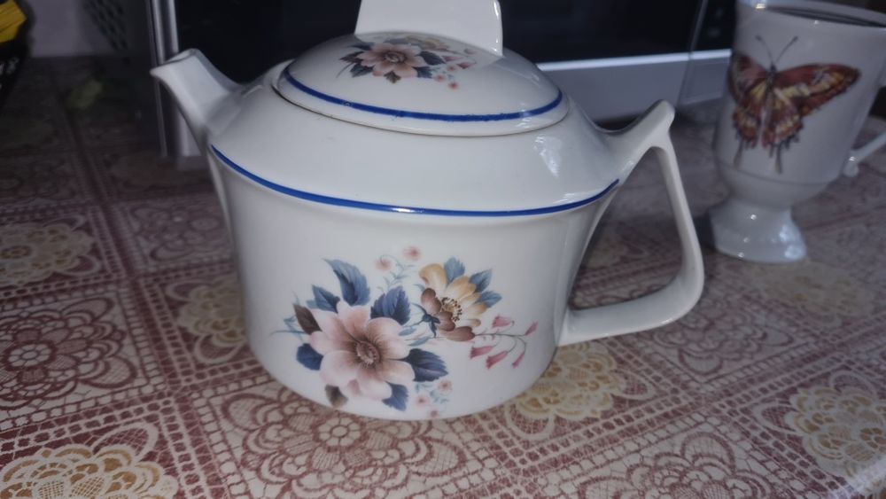 Ceainic și 2 cești.